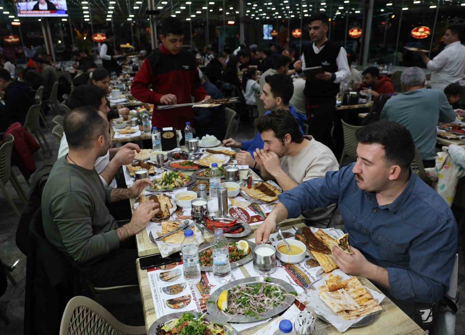 Adana’da ilk iftarda kebapçılar doldu taştı
?v=1