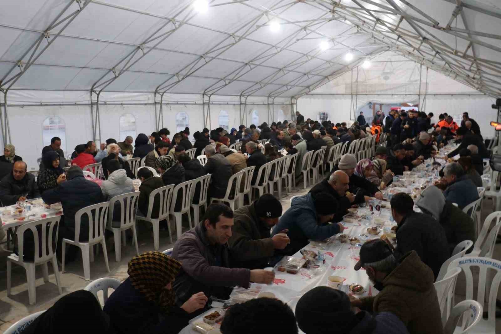 Malatya’da vatandaşlar iftar çadırında bir araya geldi
?v=1