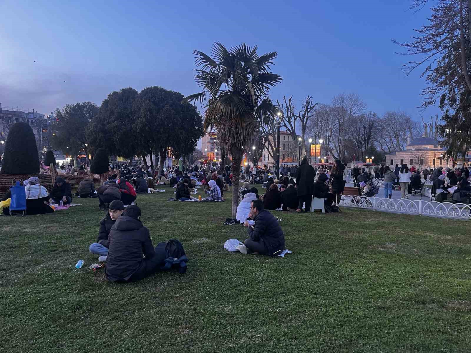 Sultanahmet’te ilk iftar heyecanı
?v=1