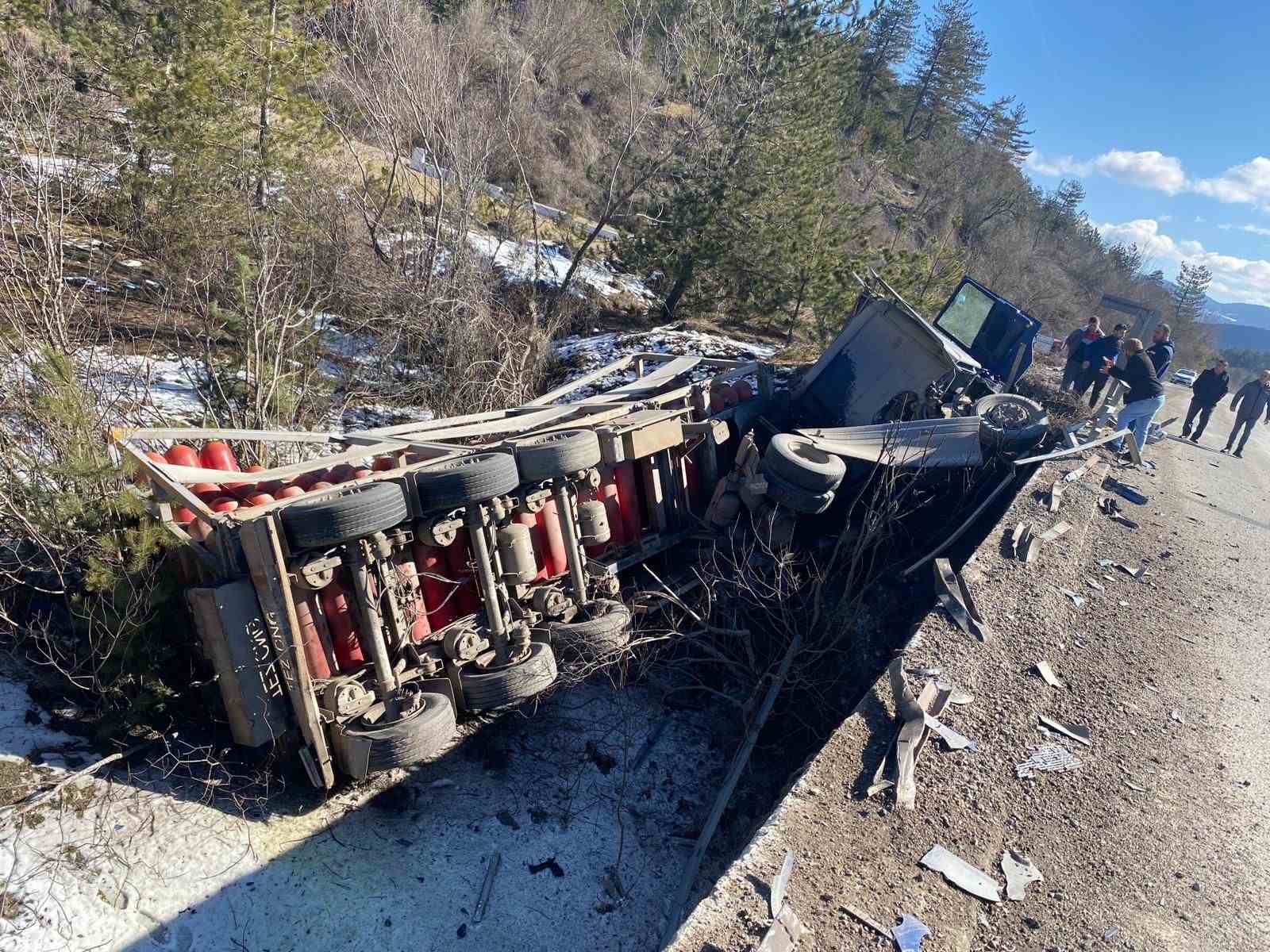 Kastamonu’da doğalgaz tüplerinin bulunduğu kamyon devrildi
?v=1