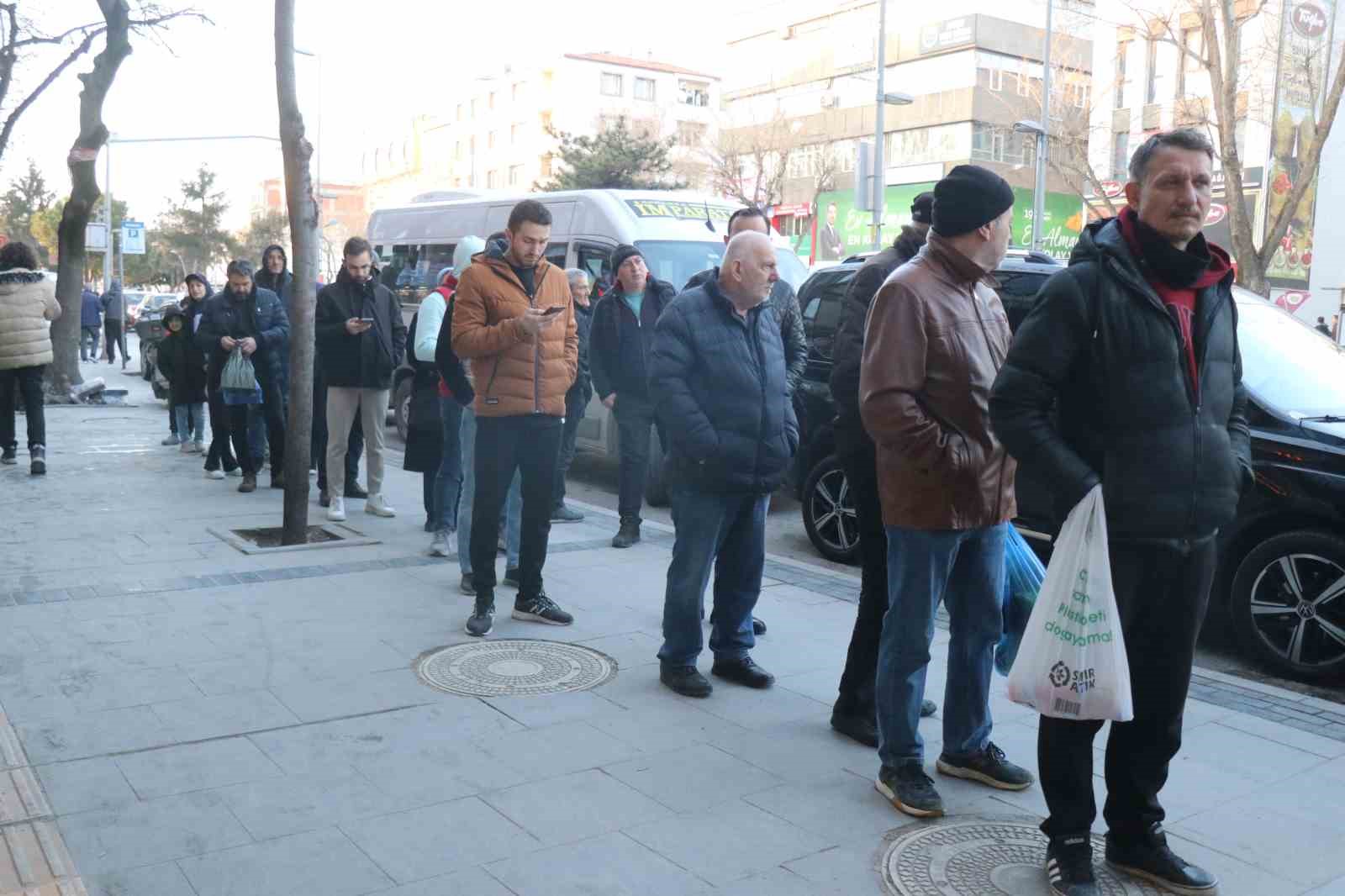 Sakarya’da ilk iftar gününde pide kuyruğu
?v=1