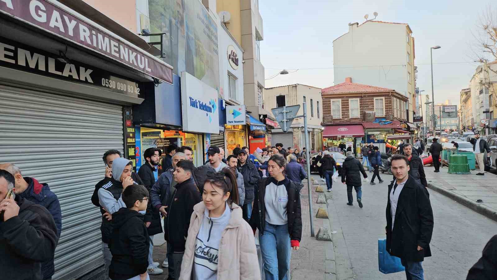 İstanbul’da Ramazan’ın ilk gününde pide kuyruğu
?v=1