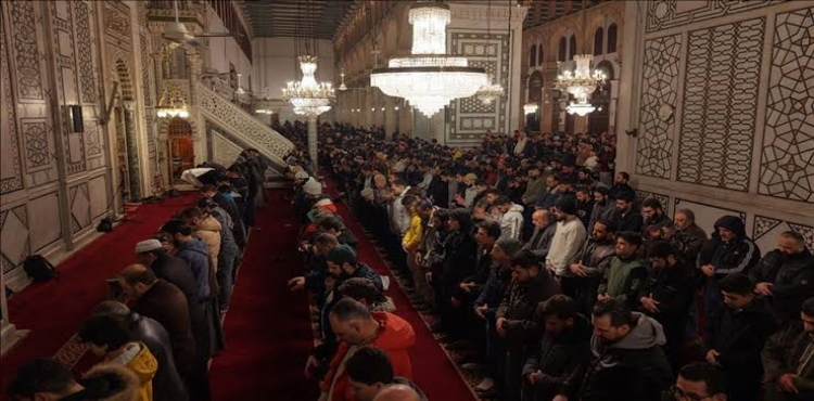 Tarihi Emevi Camii’nde 50 yıl sonra ilk kez Esad’a dua edilmeden teravih namazı kılındı?v=1