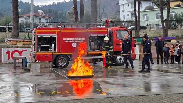 Seydikemer’de öğrencilere yönelik yangın ve deprem tatbikatı gerçekleştirildi
?v=1