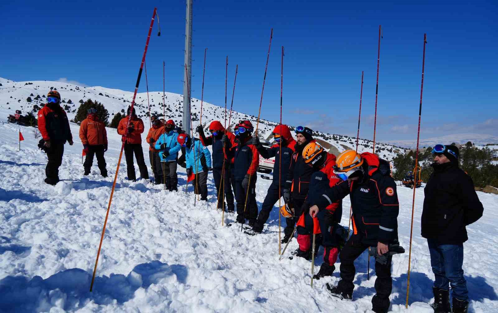 Erzincan’daki Ergan Dağı’nda çığda arama kurtarma tatbikatı yapıldı
?v=1