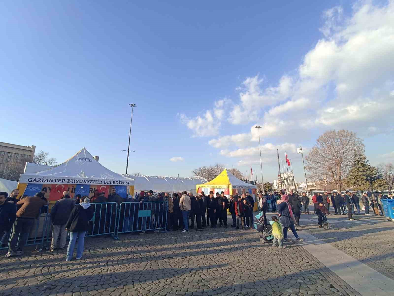 Gaziantep Büyükşehir’in geleneksel iftar çadırları ilk gün yoğun ilgi gördü
?v=1