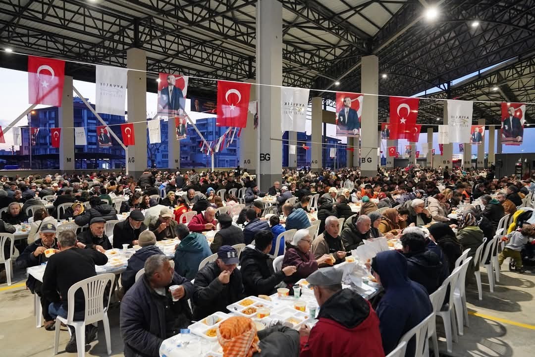 Başkan Ergin, ilk iftarı vatandaşlarla açtı
?v=1