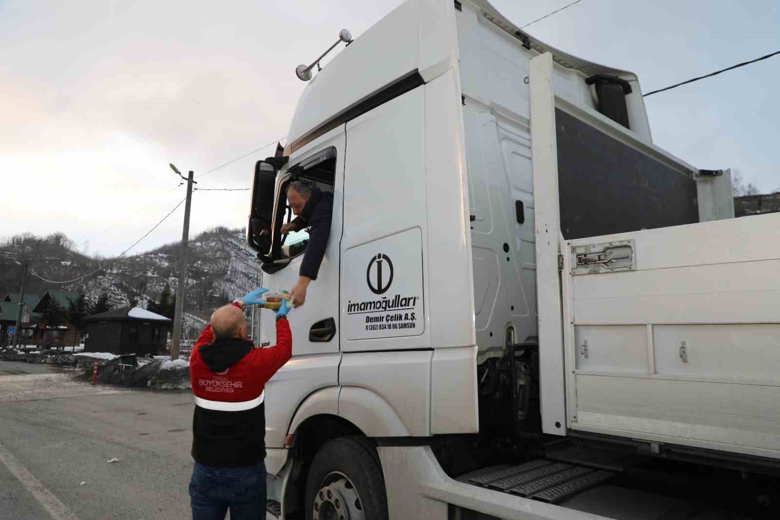 Karadeniz Sahil Yolu’nda iftar saati bereketi
?v=1