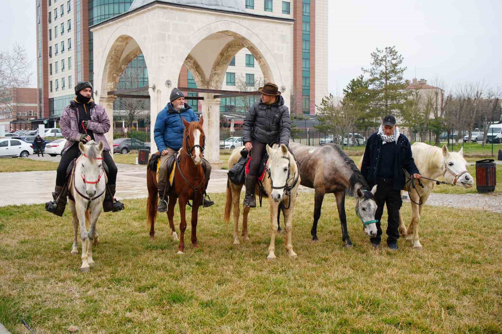 At sırtında İspanya’dan Mekke’ye giden hacı adayları Edirne’de dualarla uğurlandı
?v=1