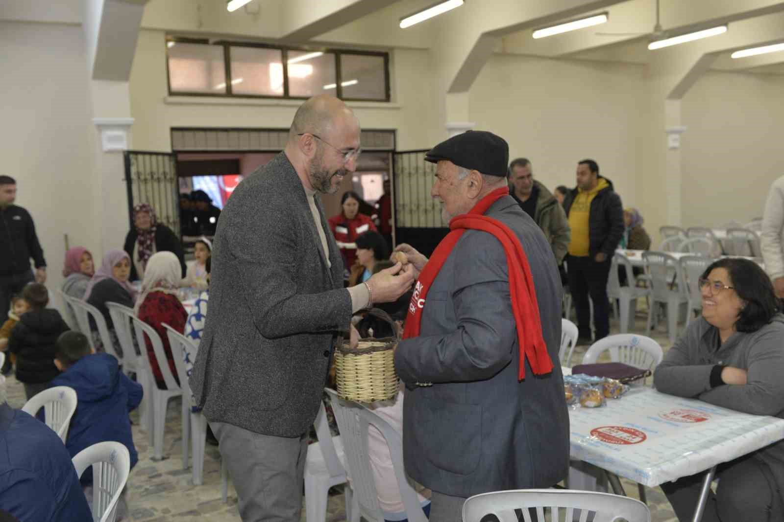 Başkan Zencirci iftarda vatandaşlara incir ikramında bulundu
?v=1