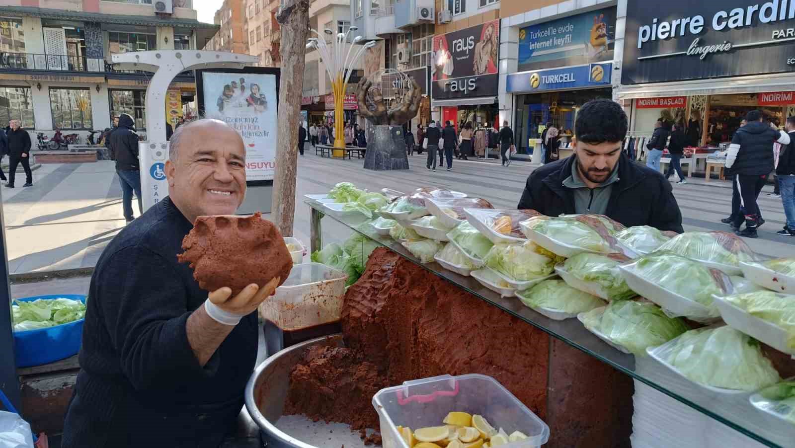 Batman’da iftar öncesi çiğköfte kuyruğu
?v=1