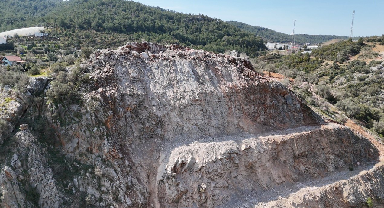 Alanya’da dinamitle patlatılan dağ, karayolunu 6 saat kapalı tuttu
?v=1