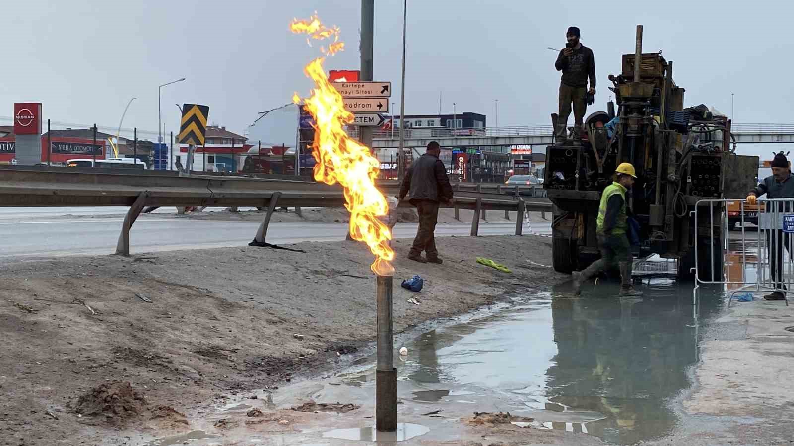 Kartepe’de yer altından yine gaz çıktı, ekipler kontrollü olarak yaktı
?v=1