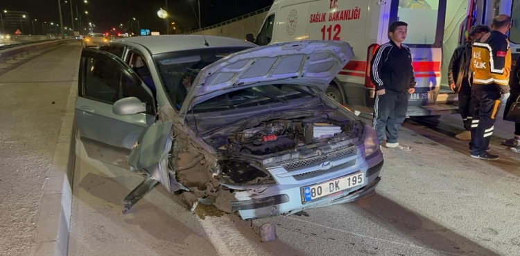 Adıyaman’da otomobil bariyerlere çarptı: 2 yaralı
