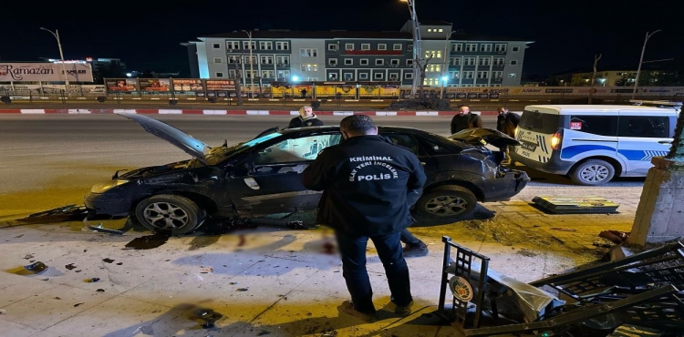 Malatya’da araç önce kaldırıma, sonra duvara çarptı: 1 ölü, 1 yaralı