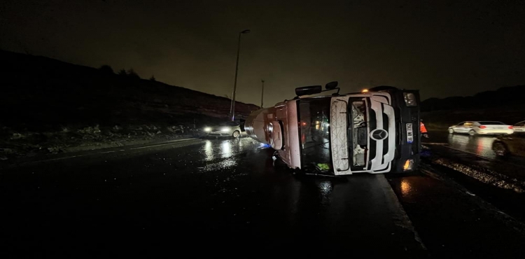 Başakşehir’de beton mikseri yola devrildi: 1 yaralı