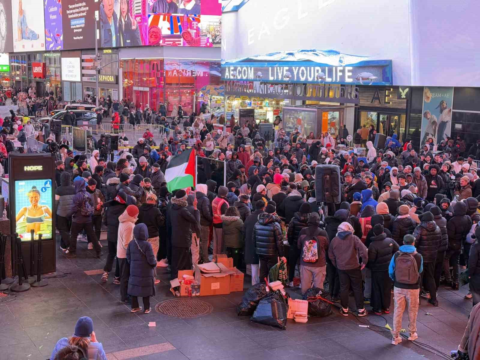 New York Times Meydanı’nda teravih namazı: Ramazan coşkusu ve Filistin’e destek
?v=1