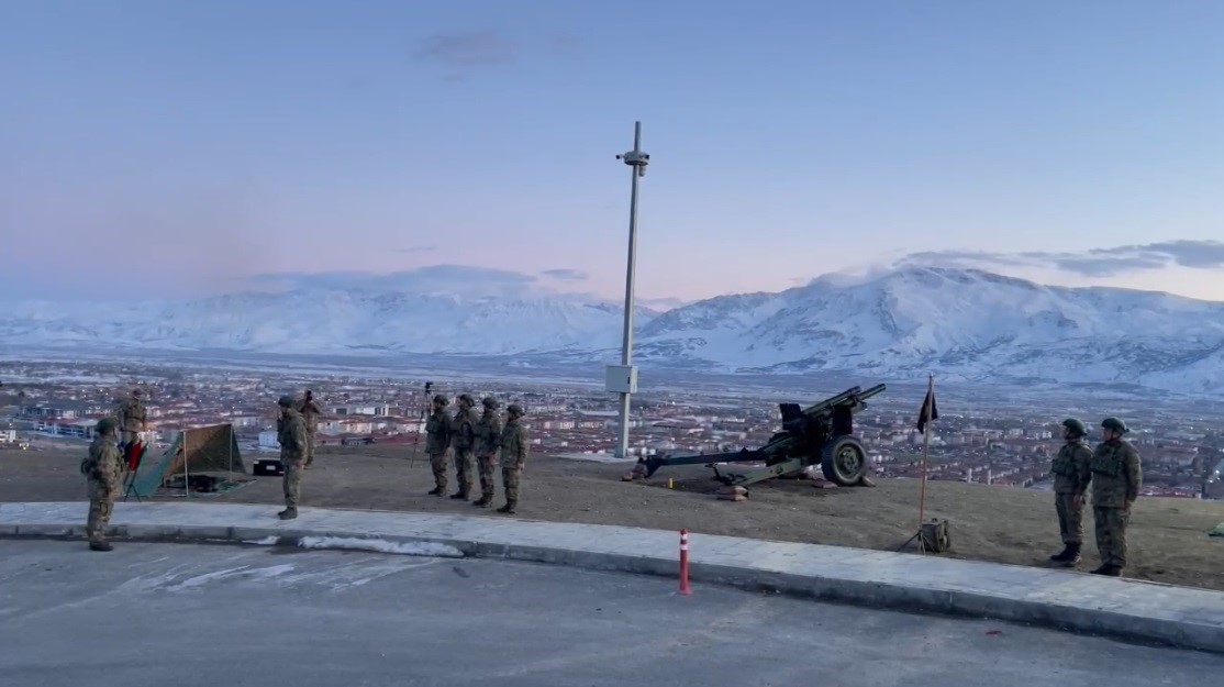 Erzincan’da ramazanda top atışı geleneği yaşatılıyor
?v=1