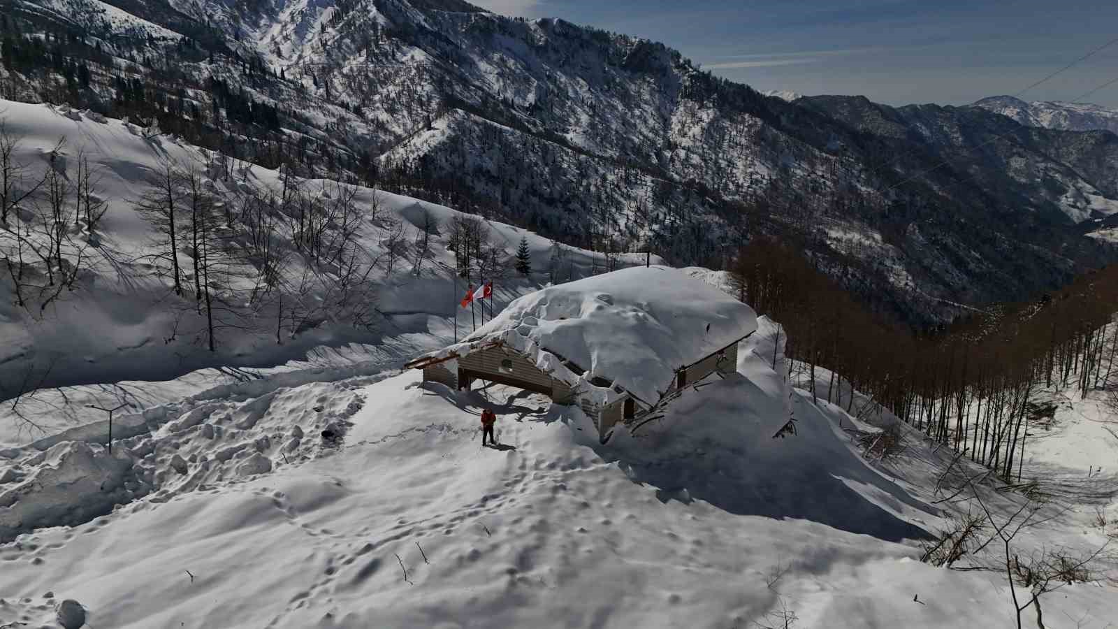 Artvin’de çığın düştüğü Macahel’deki Karayolları bakım onarım tesislerine ekipler ulaştı
?v=1