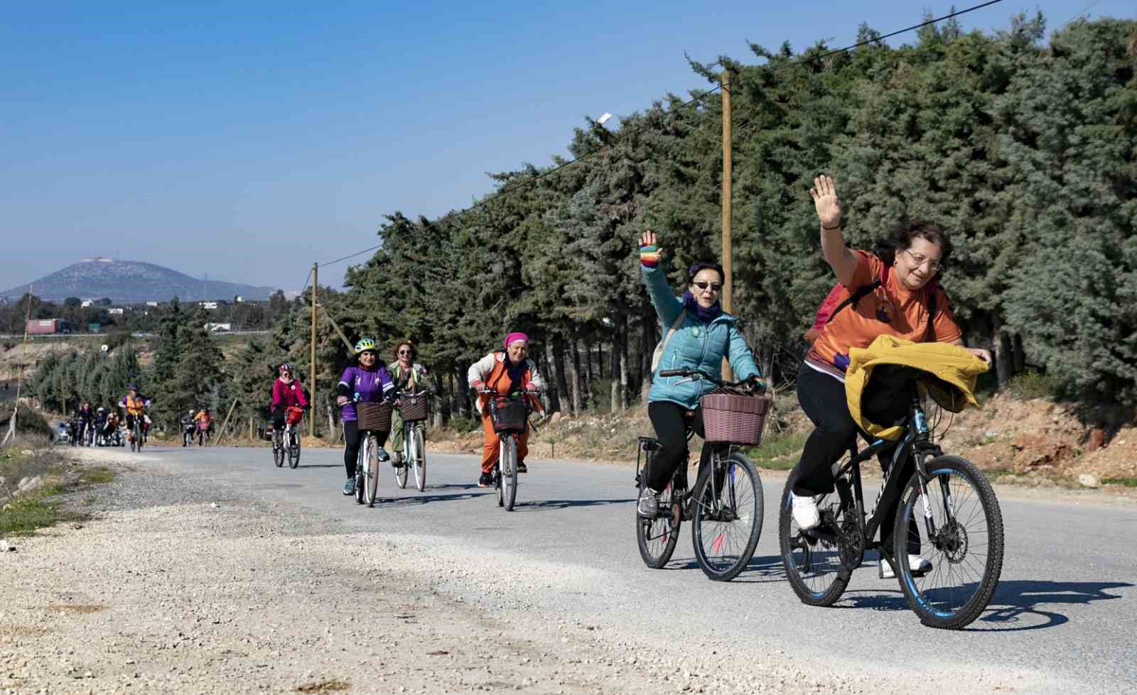 Mersin’de bisikletli kadınlar ’pedalları çeviriyoruz’ etkinliğinde buluştu
?v=1