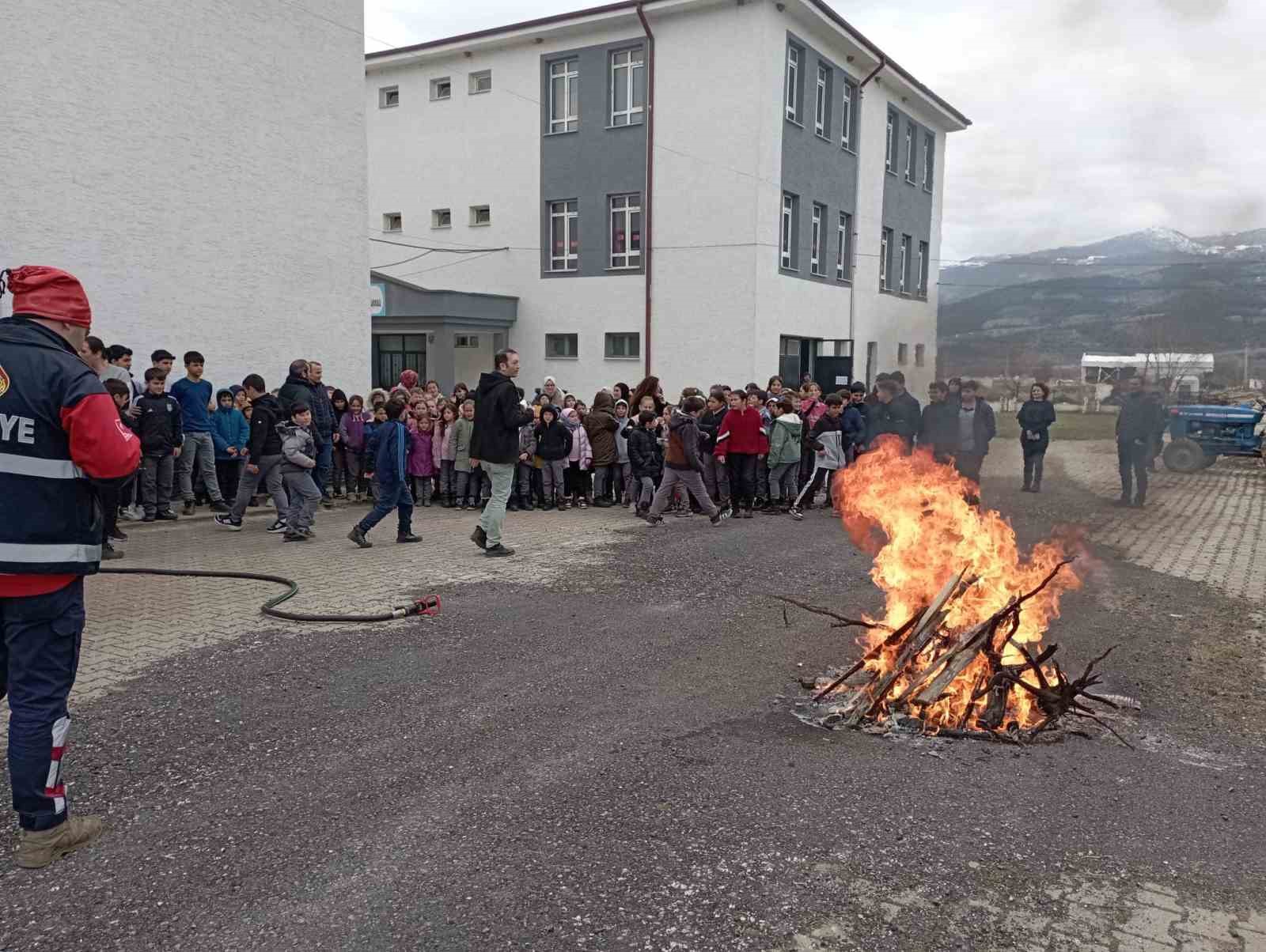 Okullarda yangın eğitimi verdi
?v=1