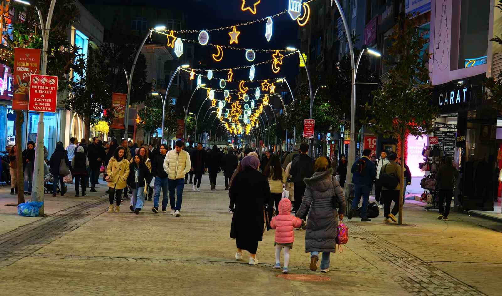 Çark Caddesi’nde Ramazan ayı için özel tasarımlı ışıklandırmalarla süslendi
?v=1