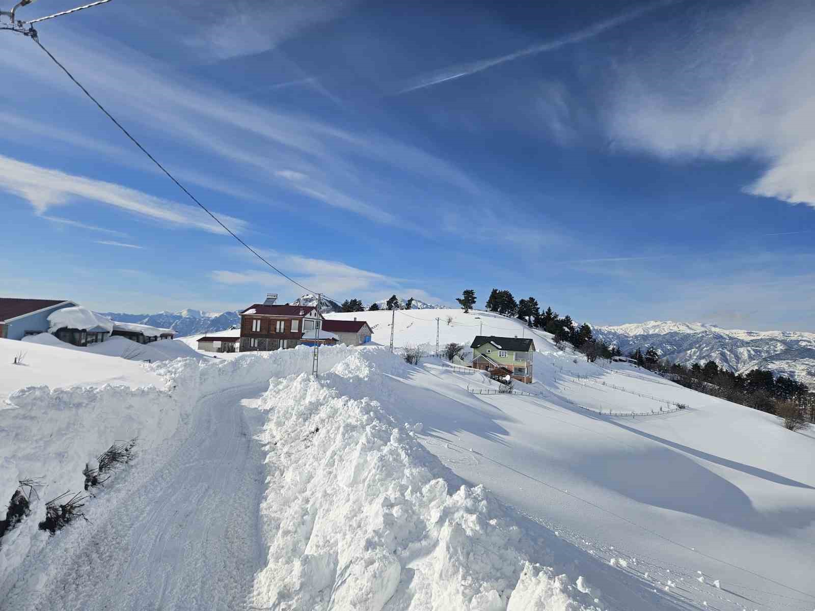 Artvin’de kar kalınlığı 3 metreyi aşan köyün yolu 10 gün sonra açıldı
?v=1