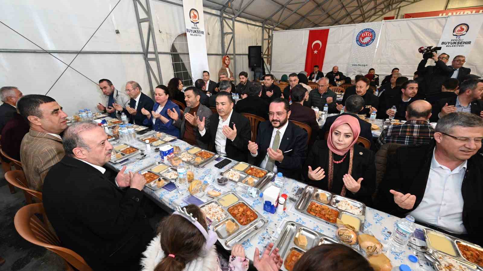 Denizli’de gelenek bozulmadı; ilk iftar yemeği DTO tarafından verildi
?v=1