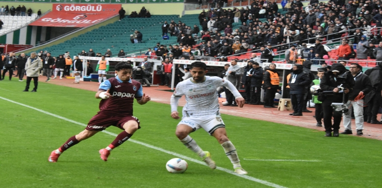 Trendyol Süper Lig: Konyaspor: 0 - Trabzonspor: 0 (İlk yarı)