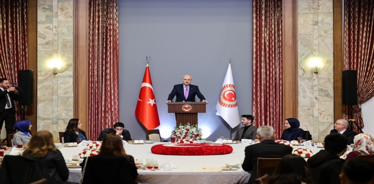 TBMM Başkanı Kurtulmuş:  Ümit ediyoruz ki Türkiye, güçlü Türkiye olma istikametinde attığı adımları pekiştirecek, içeride de terörsüz bir Türkiye olarak yoluna devam edecektir ?v=1