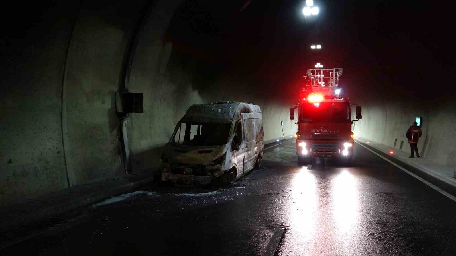 Çanakkale’de seyir halindeki ambulans tünel içinde yandı
?v=1