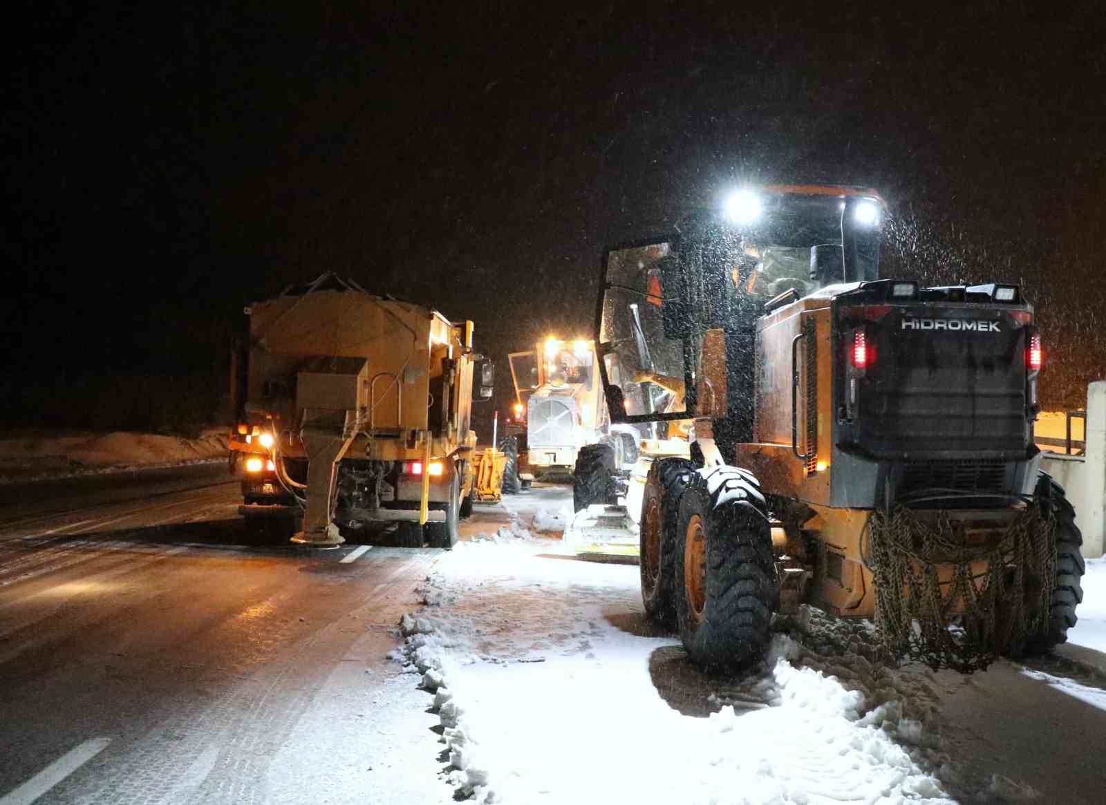 Erzincan’da kar ve tipi geçitlerde ulaşımı aksattı
?v=1