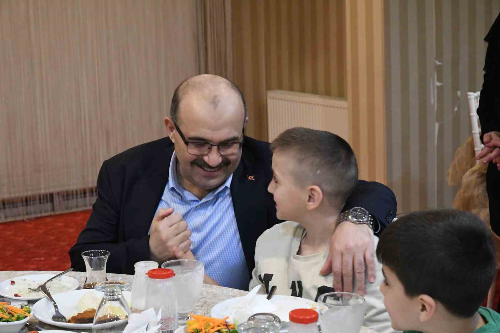 Vali İsmail Ustaoğlu’dan çocuklara iftar
?v=1