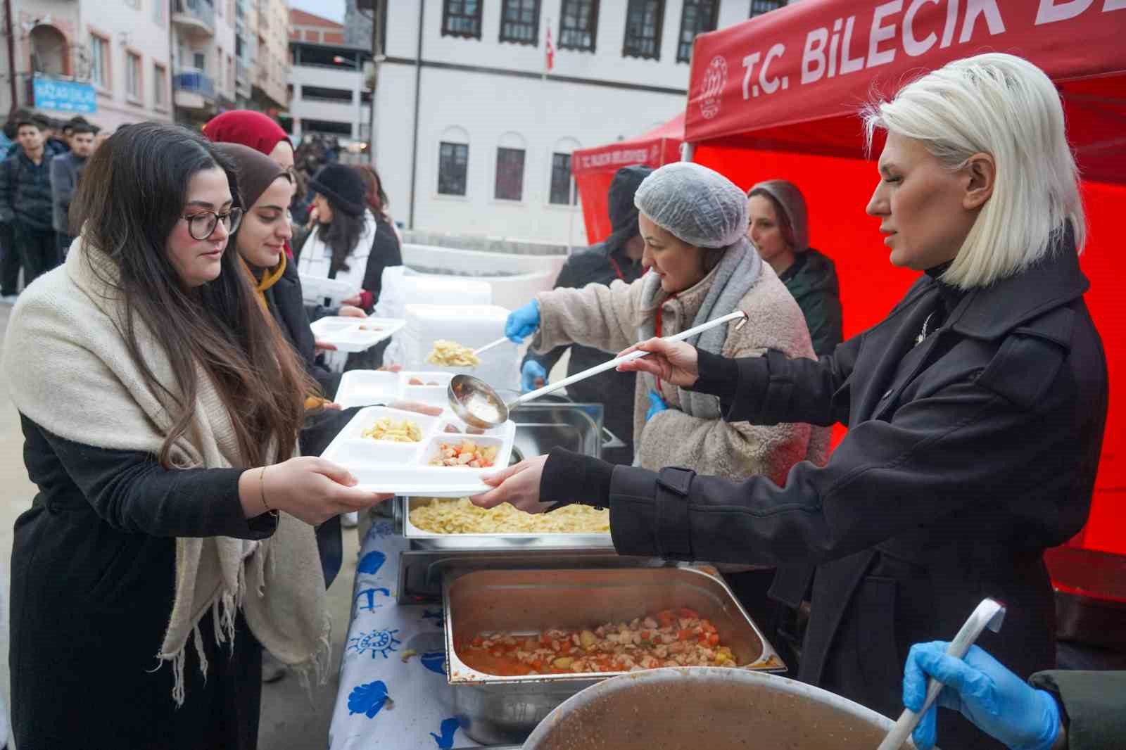 Vatandaşlara kendi eliyle yemek dağıttı
?v=1