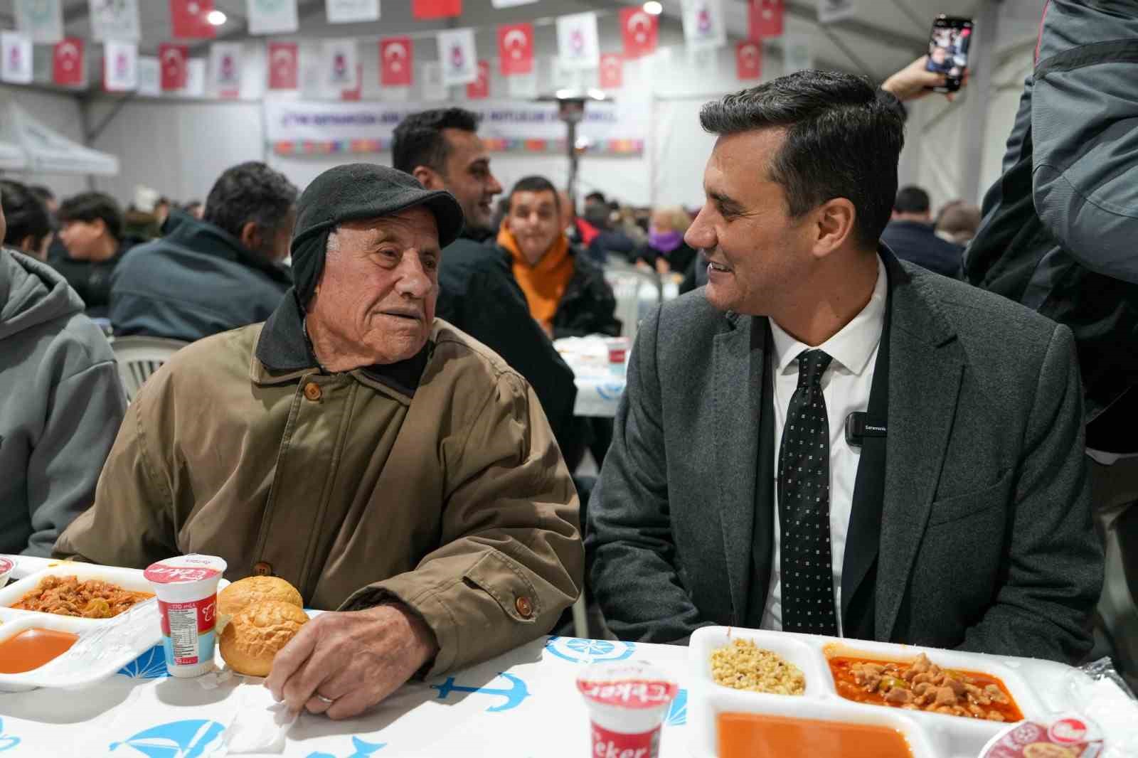 Başkan Zeyrek iftarda vatandaşlara yemek ikramında bulundu
