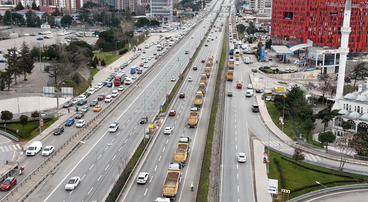 Hafriyat kamyon sürücüleri döküm sahalarının değiştirmesine tepki göstererek eylem yaptı
?v=1