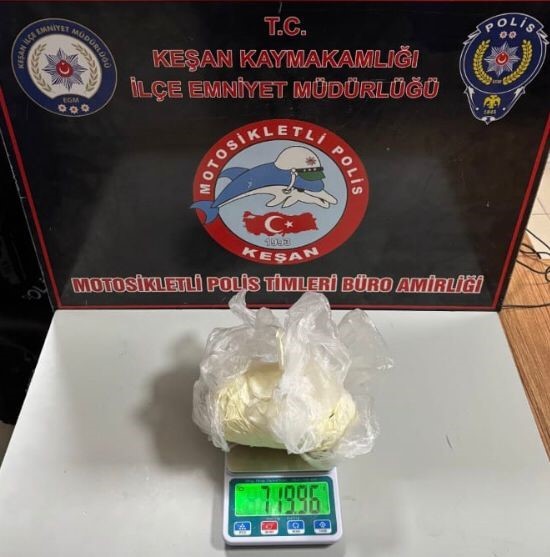 Keşan’da polisin durdurduğu şüpheliden 719,96 gram uyuşturucu ele geçirildi
?v=1