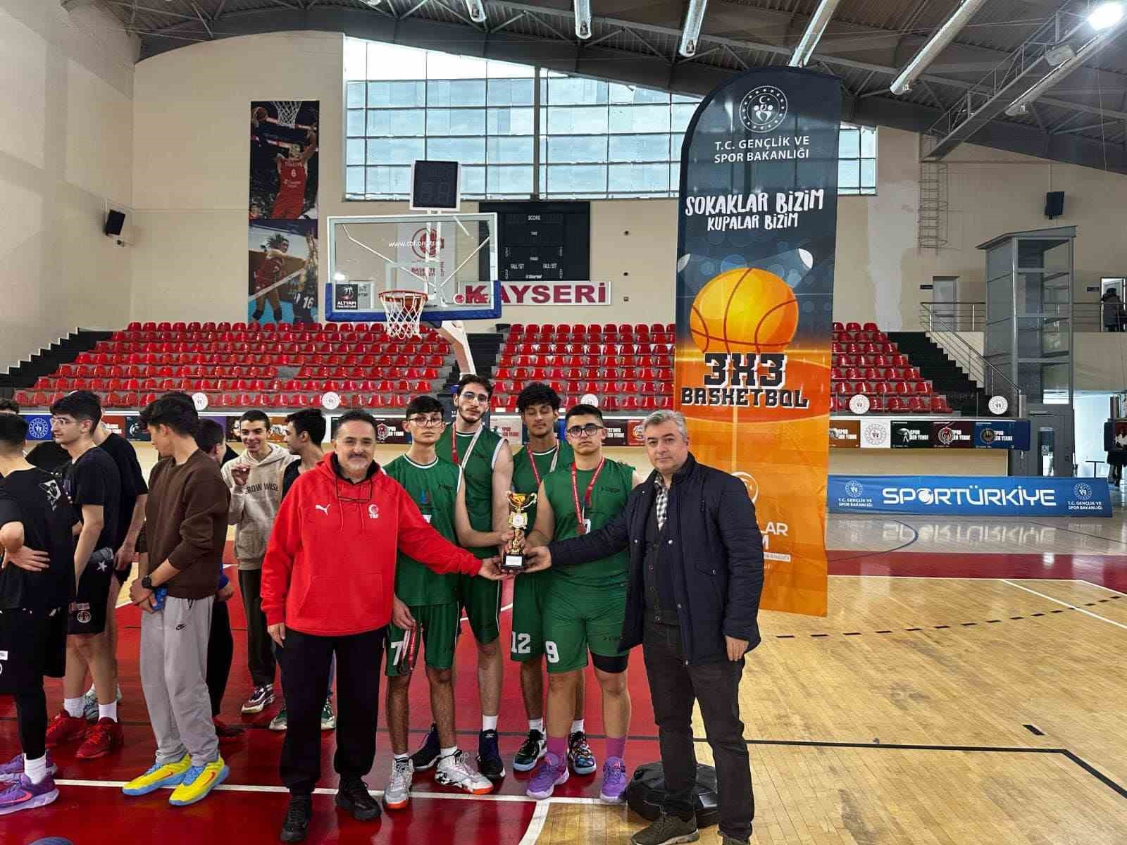 Yeşilay Spor Oyunları Sokaklar Bizim 3x3 Basketbol Turnuvası sonuçlandı
?v=1