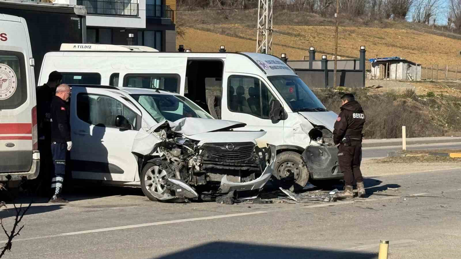 Kastamonu’da minibüs ile hafif ticari araç çarpıştı: 4 yaralı
?v=1