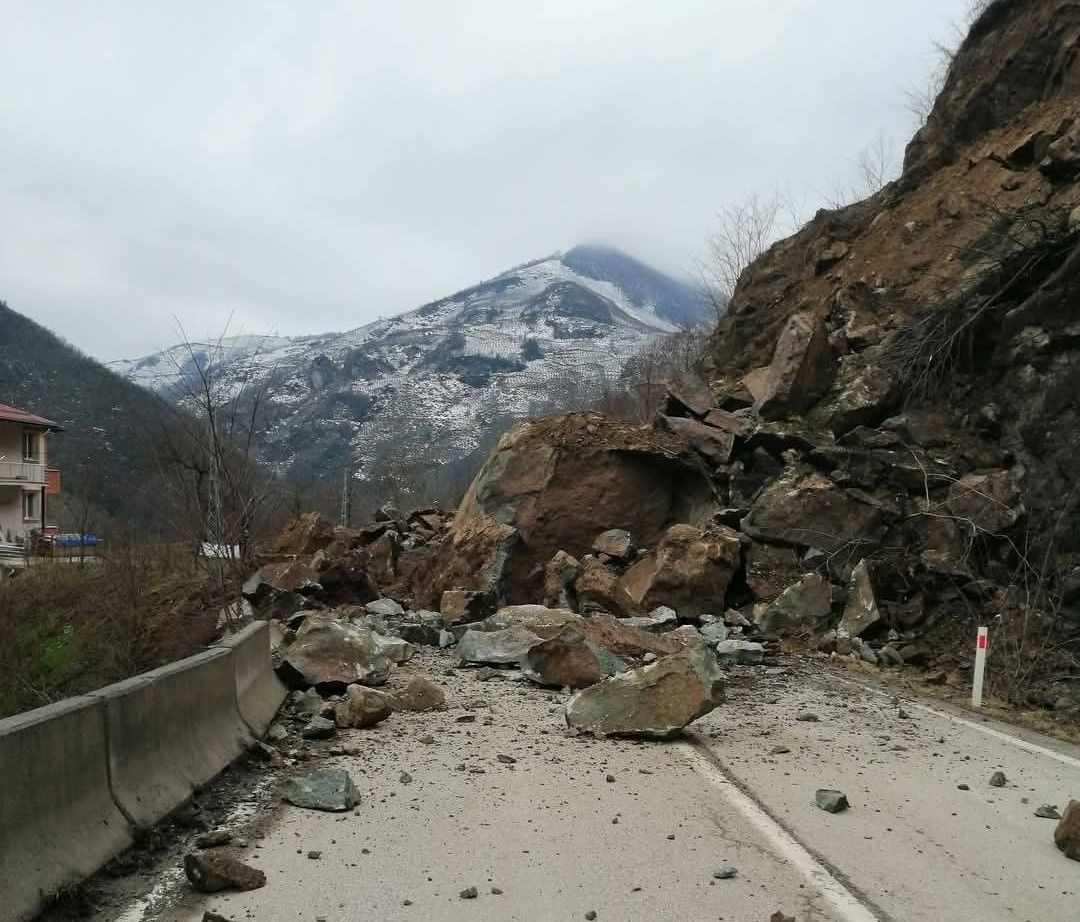 Ordu’da heyelan: Karayolu ulaşıma kapandı
?v=1