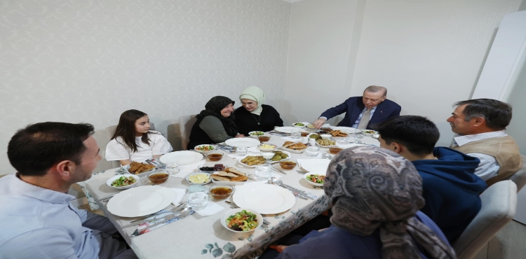 Cumhurbaşkanı Erdoğan ve eşi Emine Erdoğan, iftarda Fidan ailesini ziyaret etti?v=1