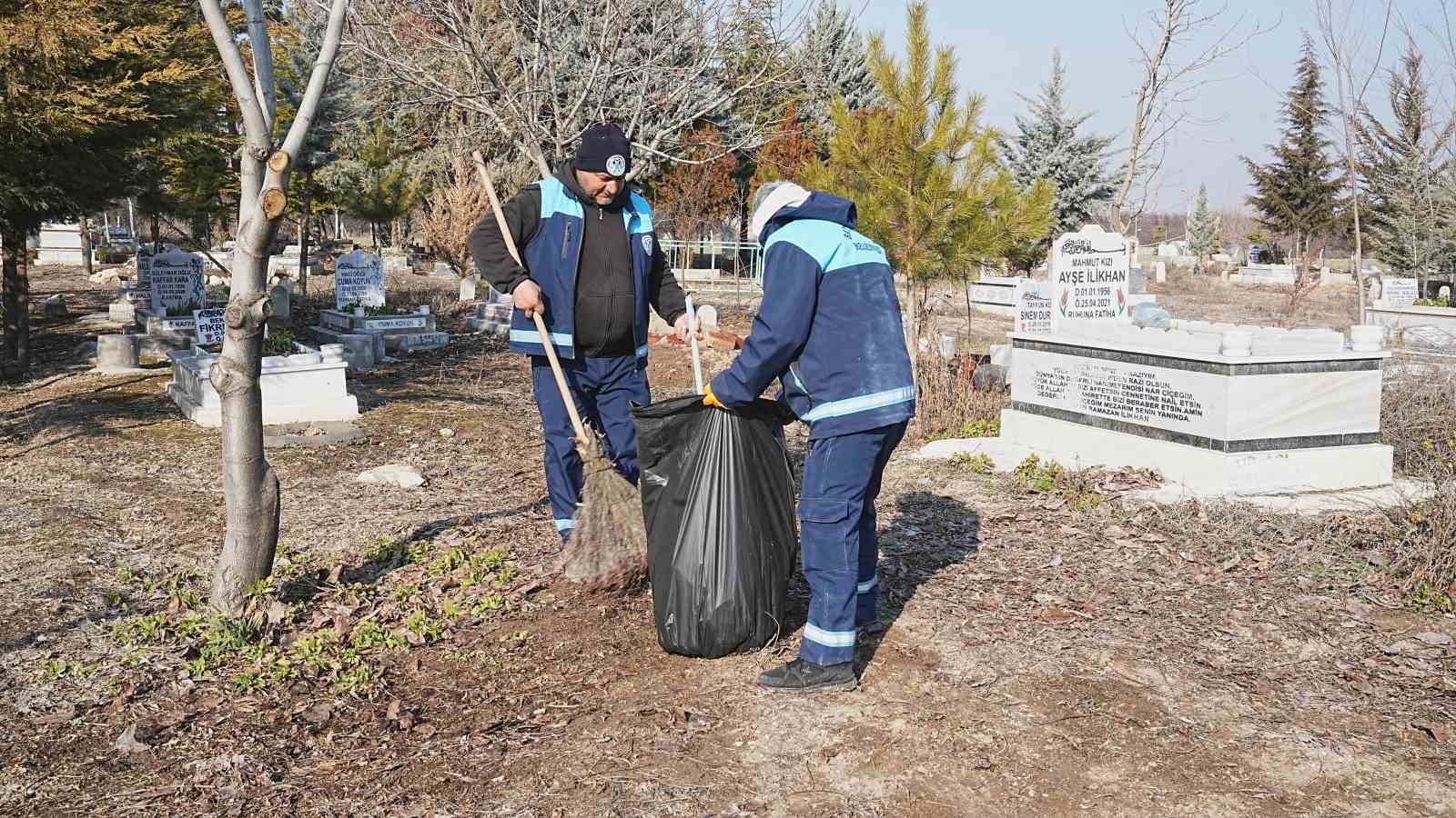 Battalgazi Belediyesi’nden mezarlıklarda temizlik seferberliği
?v=1