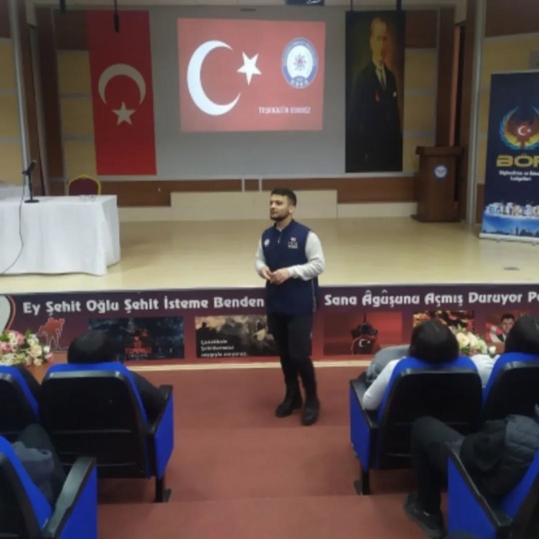 Balıkesir’de  Gençlik ve Güvenli Gelecek  konferansı düzenlendi
?v=1