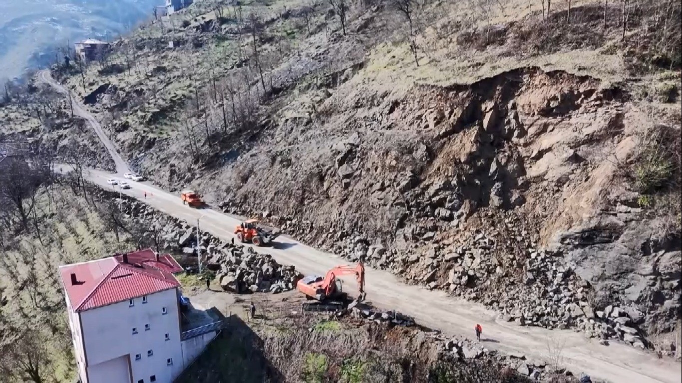 Ordu’da heyelan nedeniyle kapanan yol, kontrollü olarak ulaşıma açıldı
?v=1