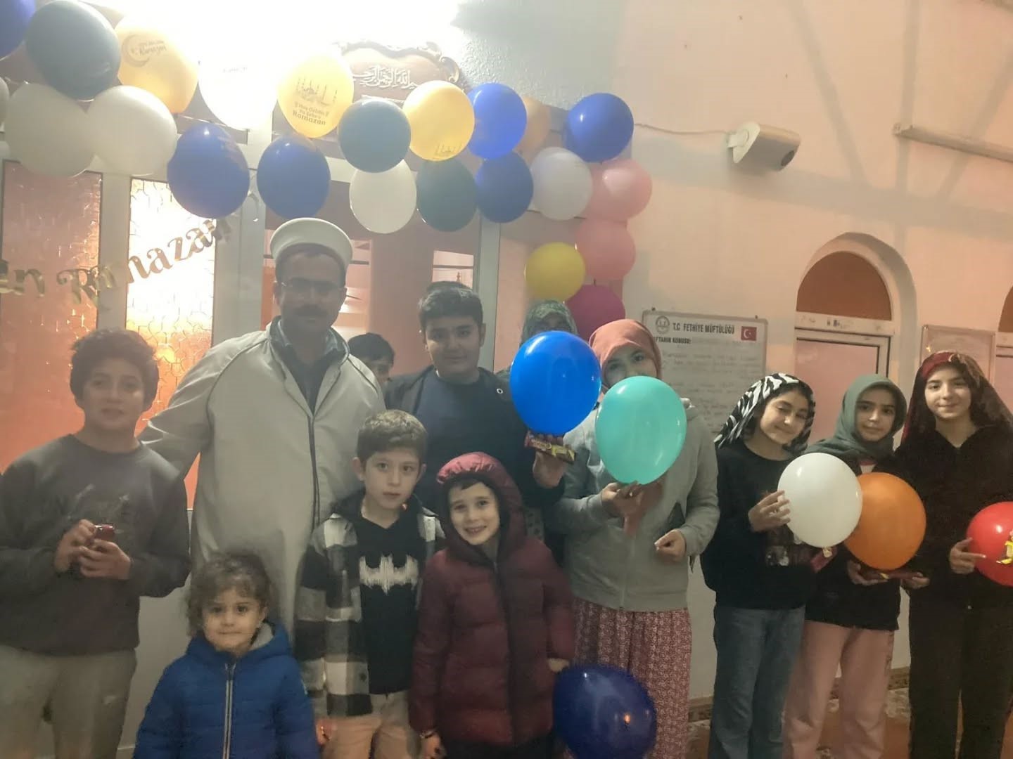 Teravih Namazı’na gelen çocuklara balon ve ikram
?v=1