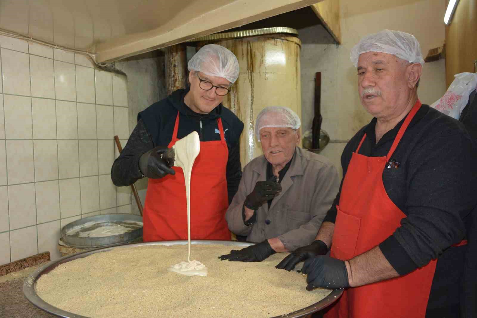 75 yıllık helvacının el emeği iftar sofralarının vazgeçilmezi oldu
