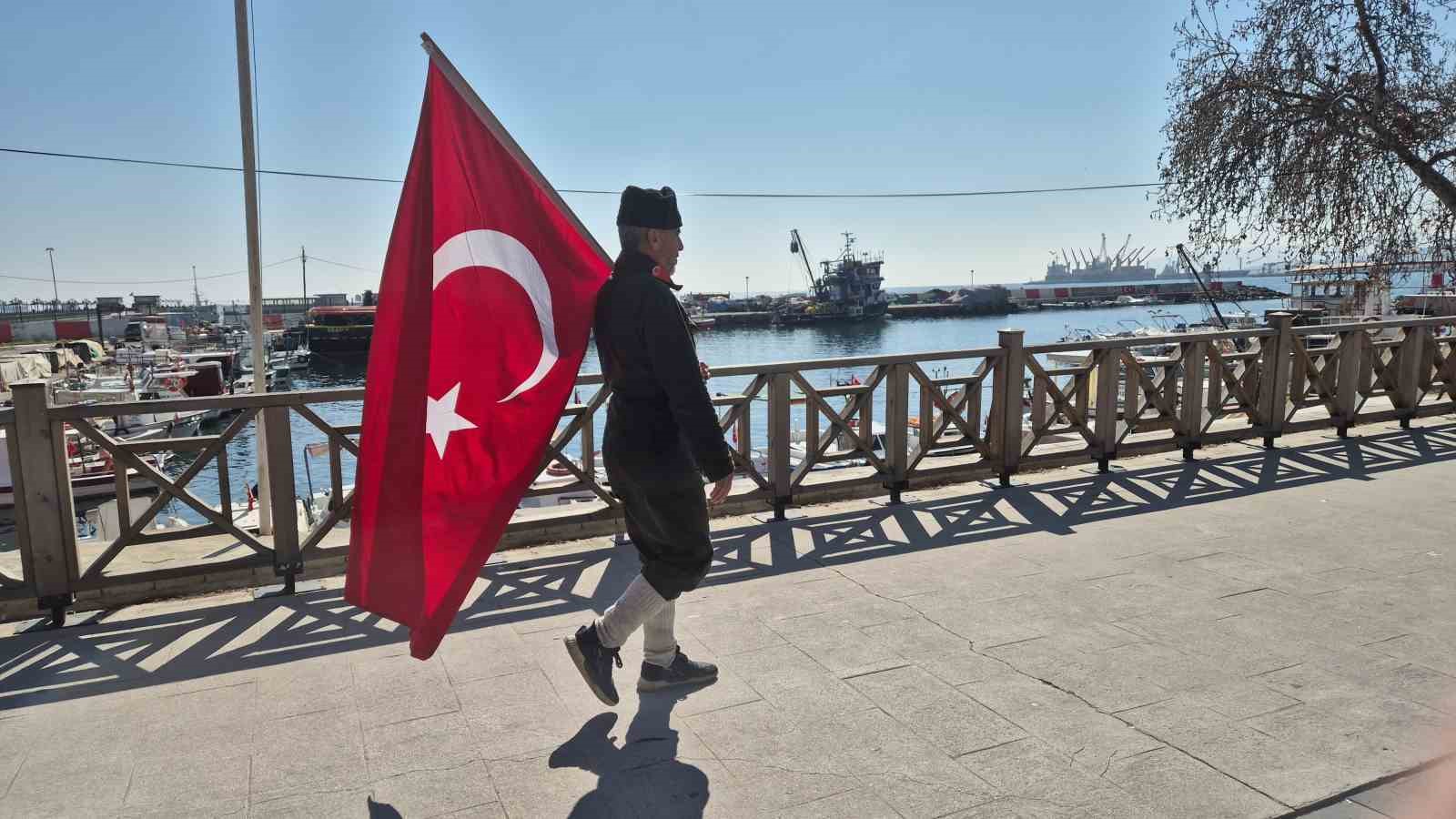 Askeri üniforma ve bayrakla İstanbul’dan Çanakkale’ye yürüyor
?v=1