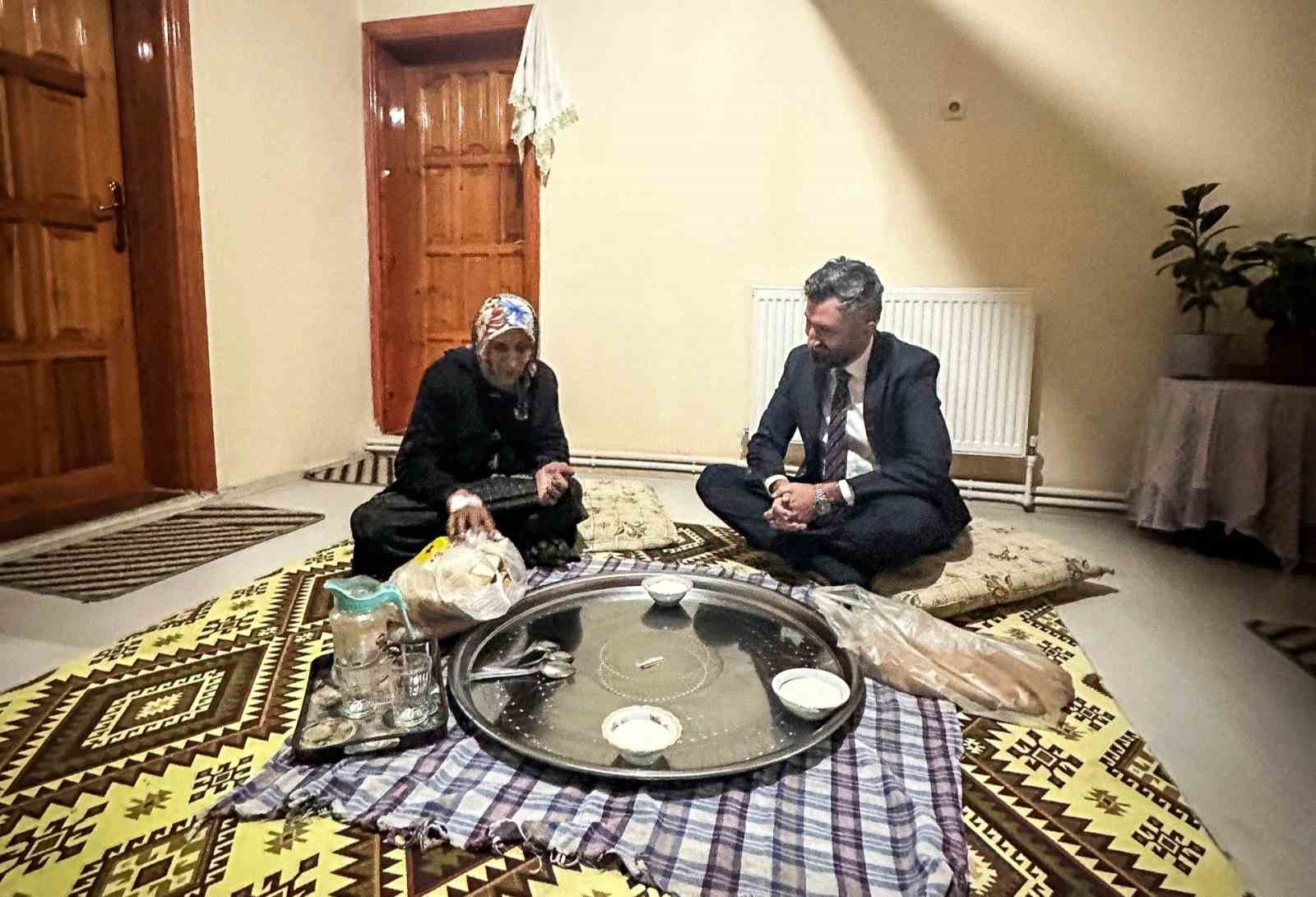 AK Parti Ağrı İl Başkanı Yıldız, yalnız yaşayan Halime Kızılkurt ile iftar yaptı
?v=1