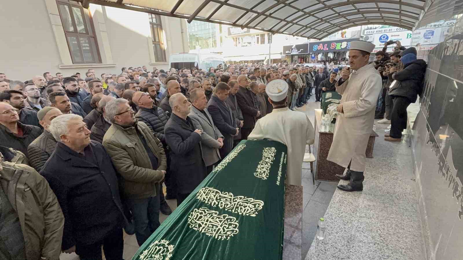 Yeni anne olan doktor ile mühendis eşi son yolculuğuna uğurlandı
?v=1