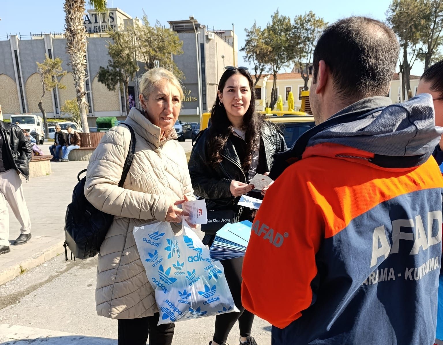 Kuşadası’nda vatandaşlara Tsunami bilgilendirmesi
?v=1